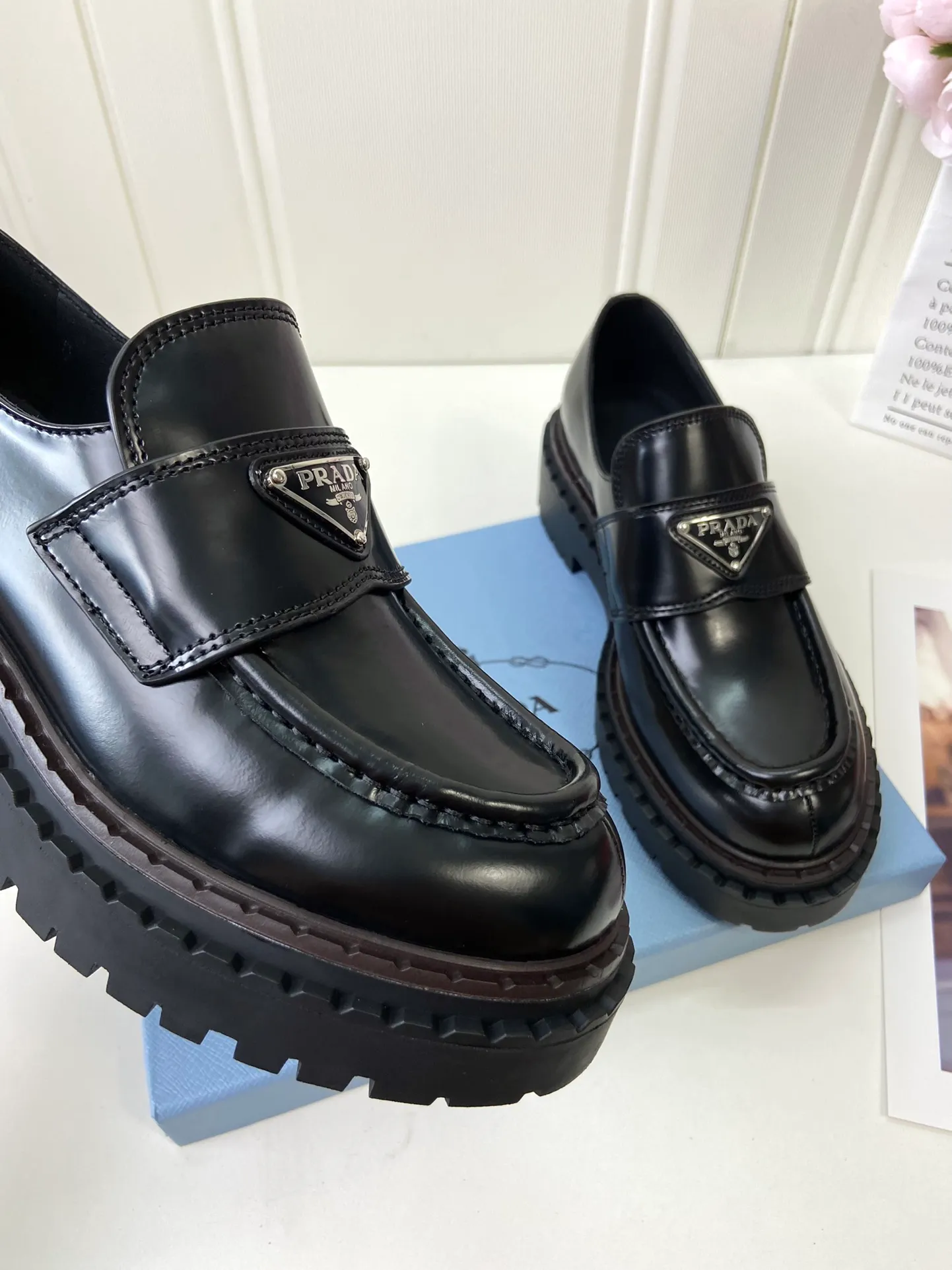 👟👟Ex-factory price 520👟👟 🔥🔥✨Prada* 2024WA new autumn and winter thick-soled loafers👟 These leather loafers use thick soles, craftsmanship details and contemporary elements add vitality, interpreting classics in a new fashion language. Enamel-coated triangular metal logo with a height of 55 mm makes its debut 🌟 Recommended by major bloggers on Xiaohongshu, developed 1-1 to highlight classic charm. Cowhide lining TPU outsole ➕ genuine leather edge bar Code number: 35 to 41 (40-41 customized, non-refundable)